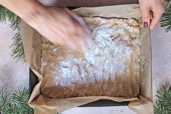 posypywanie ciasta piernikowego mąką ziemniaczaną