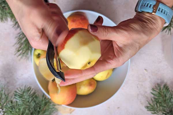 obieranie jabłek ze skórki