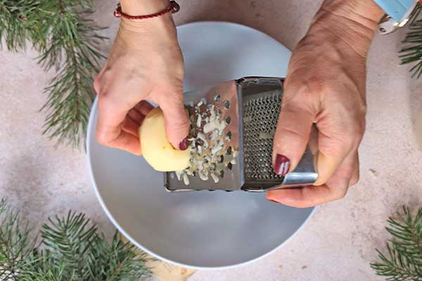 tarcie jabłek na tarce do warzyw