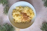 dodawanie cynamonu do tartych jabłek