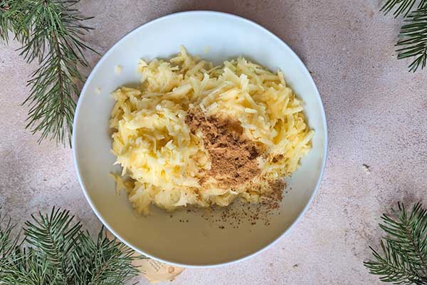 dodawanie cynamonu do tartych jabłek