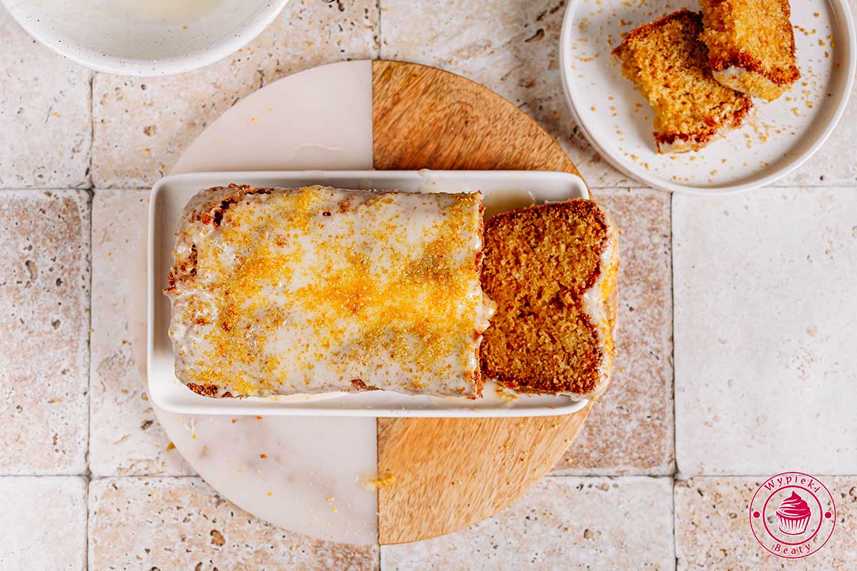 Puszyste ciasto pomarańczowe proste ucierane ciasto pomarańczowe z lukrem pomarańczowym