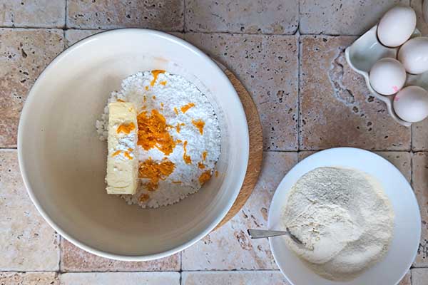 Puszyste ciasto pomarańczowe składniki do ucierania na ciasto