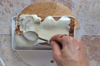 smarowanie ciasta pomarańczowego lukrem pomarańczowym