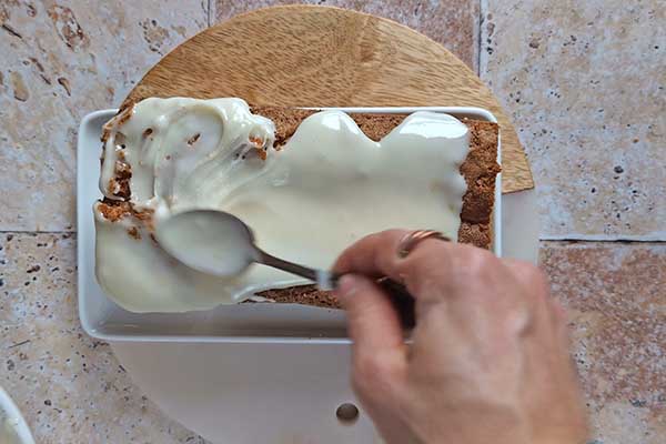 Puszyste ciasto pomarańczowe smarowanie ciasta pomarańczowego lukrem pomarańczowym