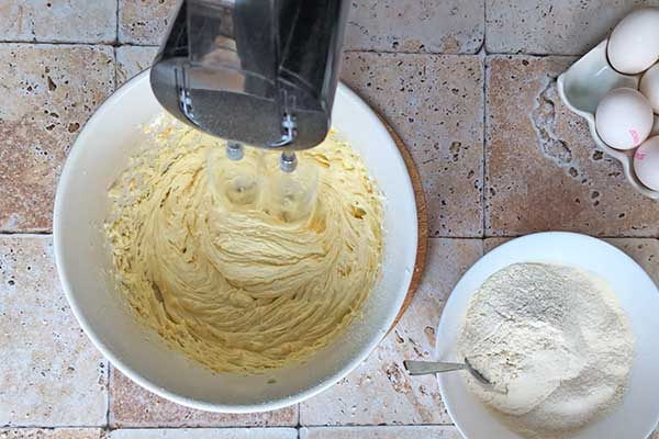 Puszyste ciasto pomarańczowe miksowanie masła z cukrem na puszystą masę