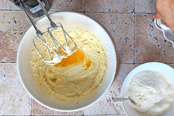 Puszyste ciasto pomarańczowe dodawanie jajek do ciasta pomarańczowego