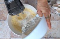 dodawanie części mąki do ciasta