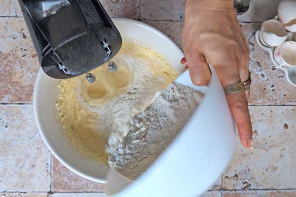 Puszyste ciasto pomarańczowe dodawanie części mąki do ciasta