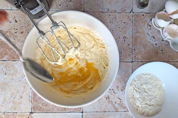 Puszyste ciasto pomarańczowe dodawanie soku pomarańczowego do ucieranego ciasta