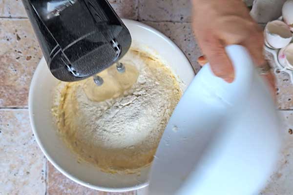 Puszyste ciasto pomarańczowe dodawanie przesianej mąki do ciasta pomarańczowego