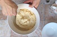 mieszanie ciasta pomarańczowego łyżką