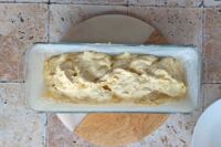 ciasto pomarańczowe przełożone do formy do pieczenia