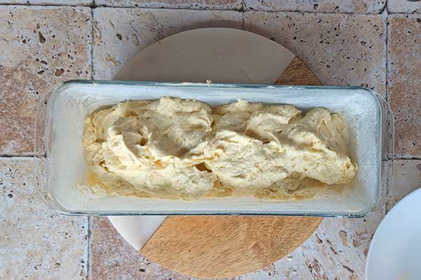 Puszyste ciasto pomarańczowe ciasto pomarańczowe przełożone do formy do pieczenia