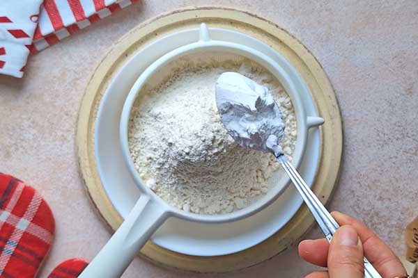 Kruche maślane ciastka choinki przesiewanie mąki przez sitko