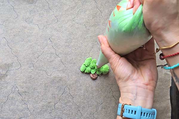 Kruche maślane ciastka choinki wyciskanie ciasteczek choinek