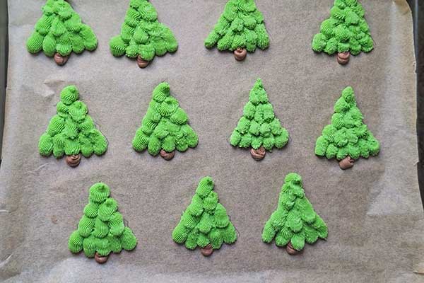 Kruche maślane ciastka choinki ciastka choinki na blaszce do pieczenia