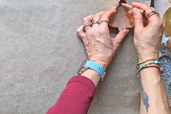 Kruche maślane ciastka choinki odrysowywanie choinek na papierze do pieczenia