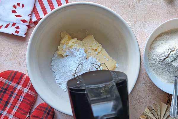 Kruche maślane ciastka choinki miksowanie masła z cukrem na maślane ciastka choinki