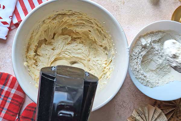 Kruche maślane ciastka choinki dodawanie mąki do ciasta na ciastka