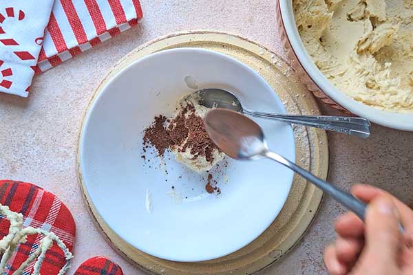 Kruche maślane ciastka choinki dodawanie kakao do ciastka na ciasteczka choinki