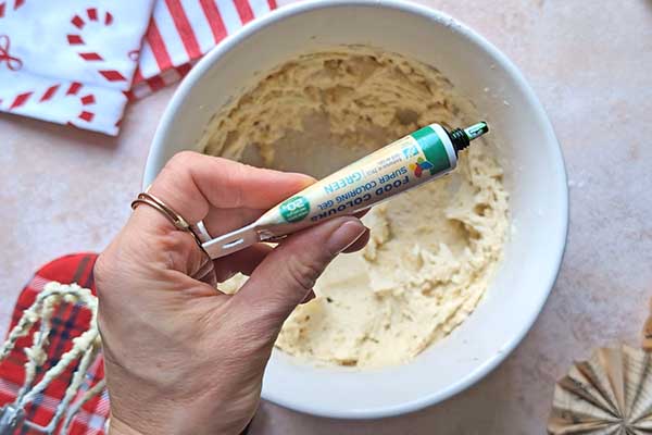 Kruche maślane ciastka choinki dodawanie zielonego barwnika do ciasta na ciastka choinki