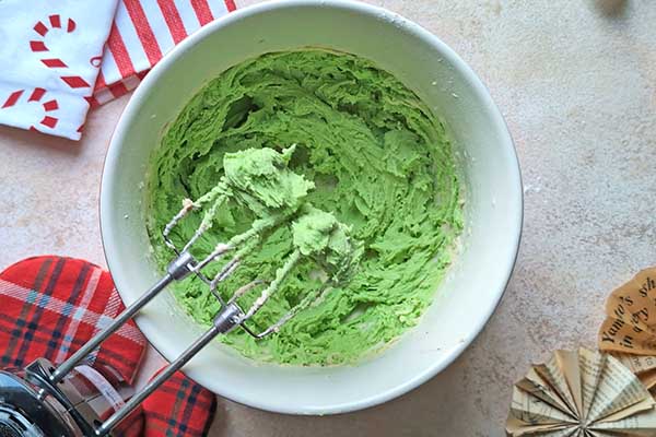 Kruche maślane ciastka choinki zmiksowane ciasto zielone na choinki