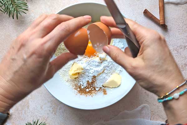 Ciasteczka cynamonowe dodawanie jajka do ciasta na ciastka cynamonowe