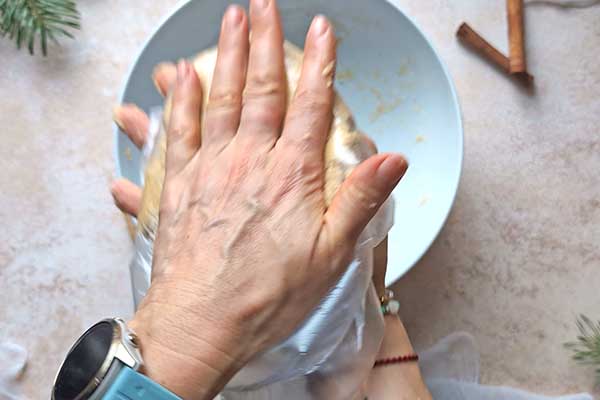 Ciasteczka cynamonowe zawijanie ciasta na ciastka cynamonowe w folię przed ich schłodzeniem