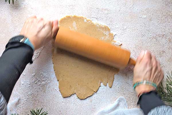 Ciasteczka cynamonowe wałkowanie ciasta na ciastka cynamonowe z migdałami