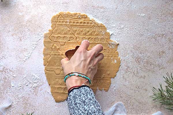 Ciasteczka cynamonowe wykrawanie ciasteczek cynamonowych foremką do ciastek