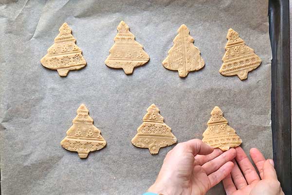 Ciasteczka cynamonowe układanie ciasteczek migdałowych na blaszce do pieczenia