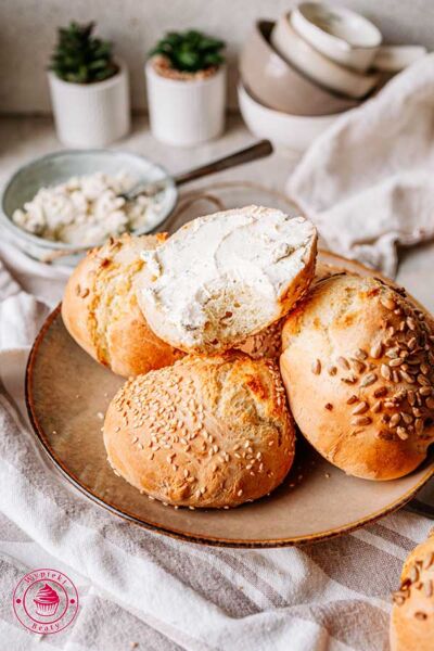 domowe pszenne bułki posmarowane twarożkiem proste i szybkie pszenne bułki przepis krok po kroku
