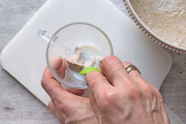 Ekspresowe bułki przepis przygotowanie drożdży do bułeczek