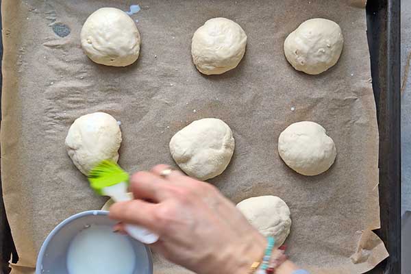Ekspresowe bułki przepis smarowanie bułek mlekiem przed pieczeniem