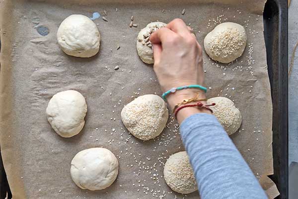 Ekspresowe bułki przepis posypywanie bułek ziarenkami przed ich pieczeniem