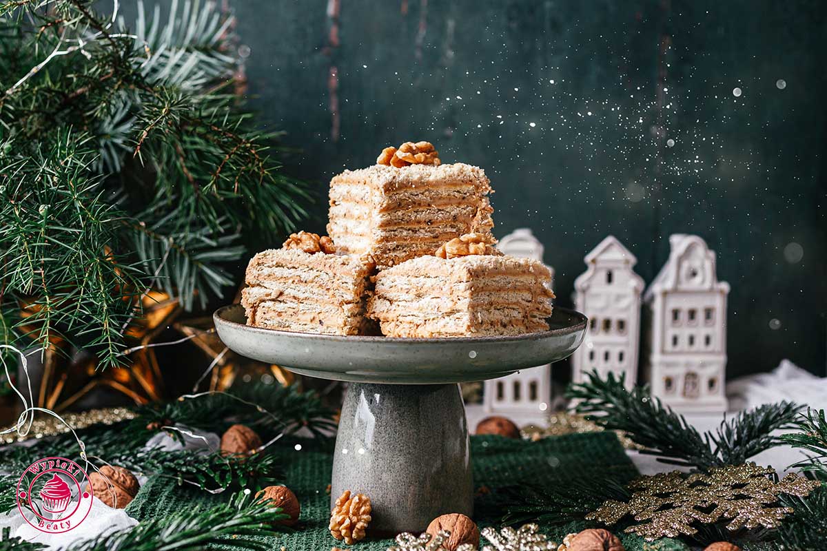 przepis na ekspresowy miodownik z orzechami bez pieczenia