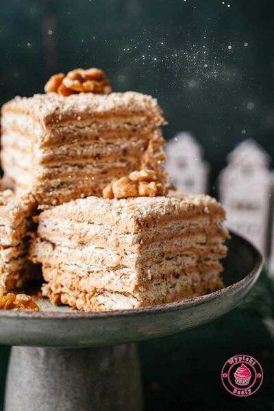 świąteczne ciasto miodownik bez pieczenia na herbatnikach ekspresowy miodownik z orzechami włoskimi prosty przepis krok po kroku
