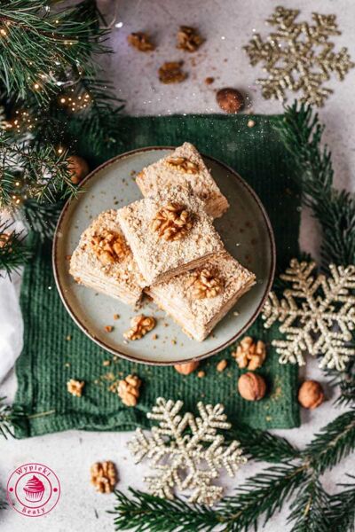 przepis krok po kroku na szybkie orzechowe ciasto bez pieczenia na herbatnikach szybki i łatwy miodownik na herbatnikach przepis krok po kroku