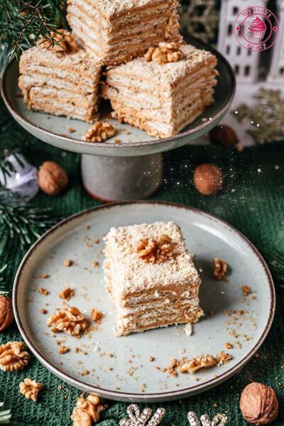 jak zrobić miodownik bez pieczenia prosty przepis warstwowe ciasto na herbatnikach przekładanych kremem kajmakowym