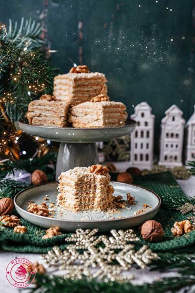 świąteczne ciasto bez pieczenia z kremem, kajmakiem i orzechami przepis na szybkie ciasto z kremem kajmakowym bez pieczenia
