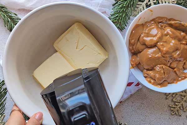 Ekspresowy miodownik bez pieczenia miksowanie masła na krem do miodownika