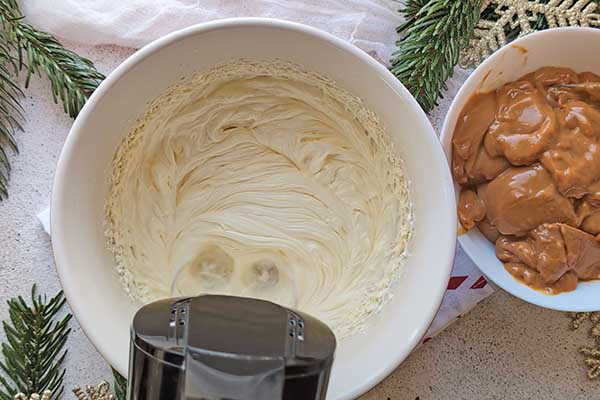 Ekspresowy miodownik bez pieczenia miksowanie masła na puszysto