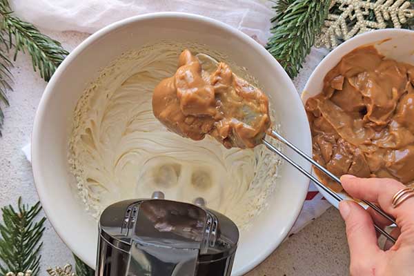 Ekspresowy miodownik bez pieczenia dodawanie masy kajmakowej do zmiksowanego masła