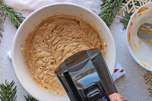 Ekspresowy miodownik bez pieczenia krem maślany po dodaniu masy kajmakowej