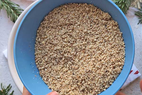 Ekspresowy miodownik bez pieczenia zmielone orzechy włoskie