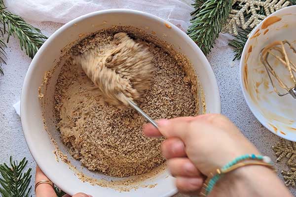 Ekspresowy miodownik bez pieczenia mieszanie kremu z mielonymi orzechami włoskimi