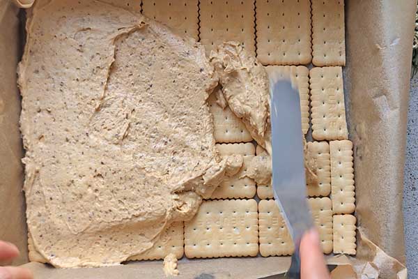 Ekspresowy miodownik bez pieczenia wykładanie kremu kajmakowego na warstwę herbatników