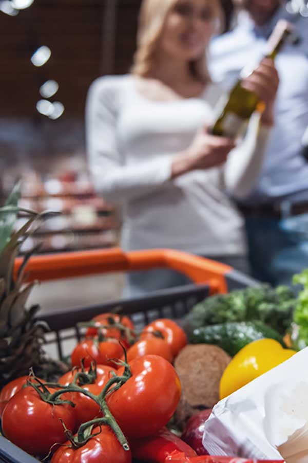 kobieta robiąca zakupy w sklepie