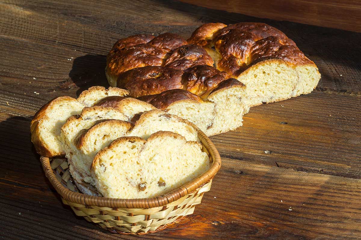 ciasto drożdżowe z rodzynkami Jak zrobić puszyste ciasto drożdżowe